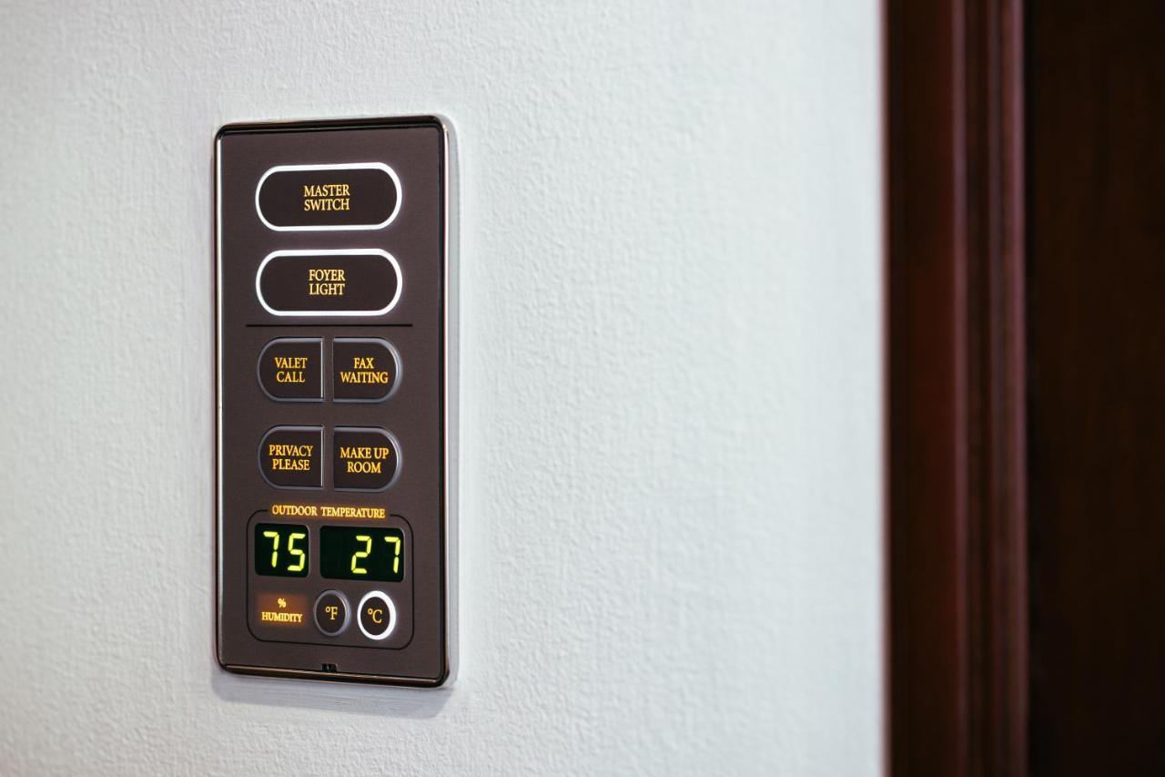 เดอะเพนินซูลา มนิลา Hotel Makati City ภายนอก รูปภาพ A room control panel