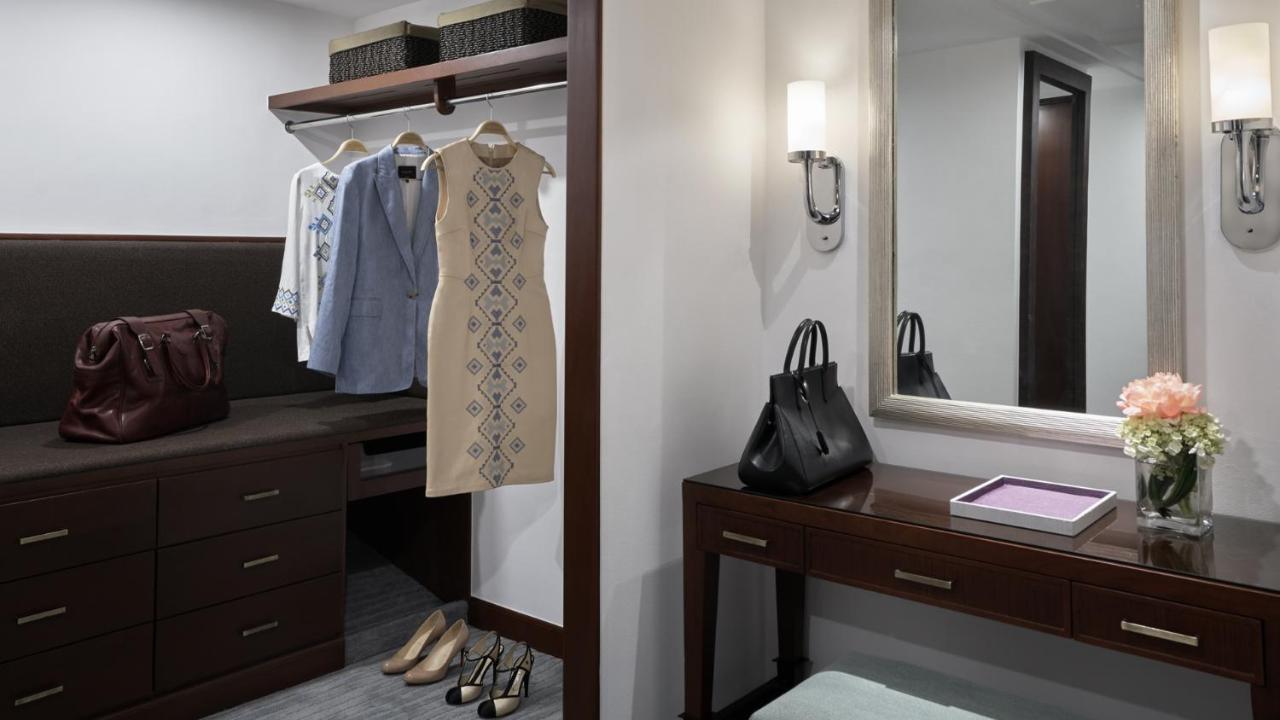 เดอะเพนินซูลา มนิลา Hotel Makati City ภายนอก รูปภาพ A walk-in closet