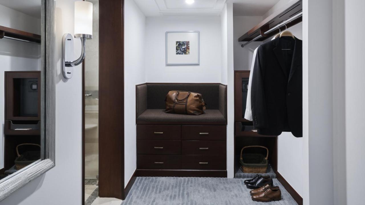 เดอะเพนินซูลา มนิลา Hotel Makati City ภายนอก รูปภาพ A walk-in closet