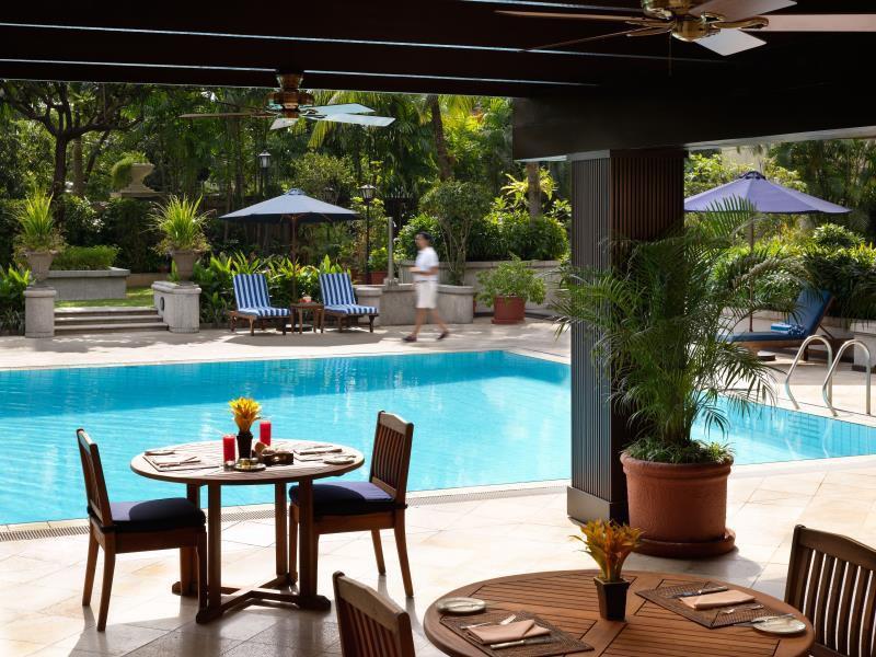 เดอะเพนินซูลา มนิลา Hotel Makati City ภายนอก รูปภาพ The swimming pool at the hotel