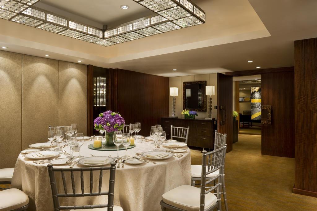 เดอะเพนินซูลา มนิลา Hotel Makati City ภายนอก รูปภาพ The Royal Box