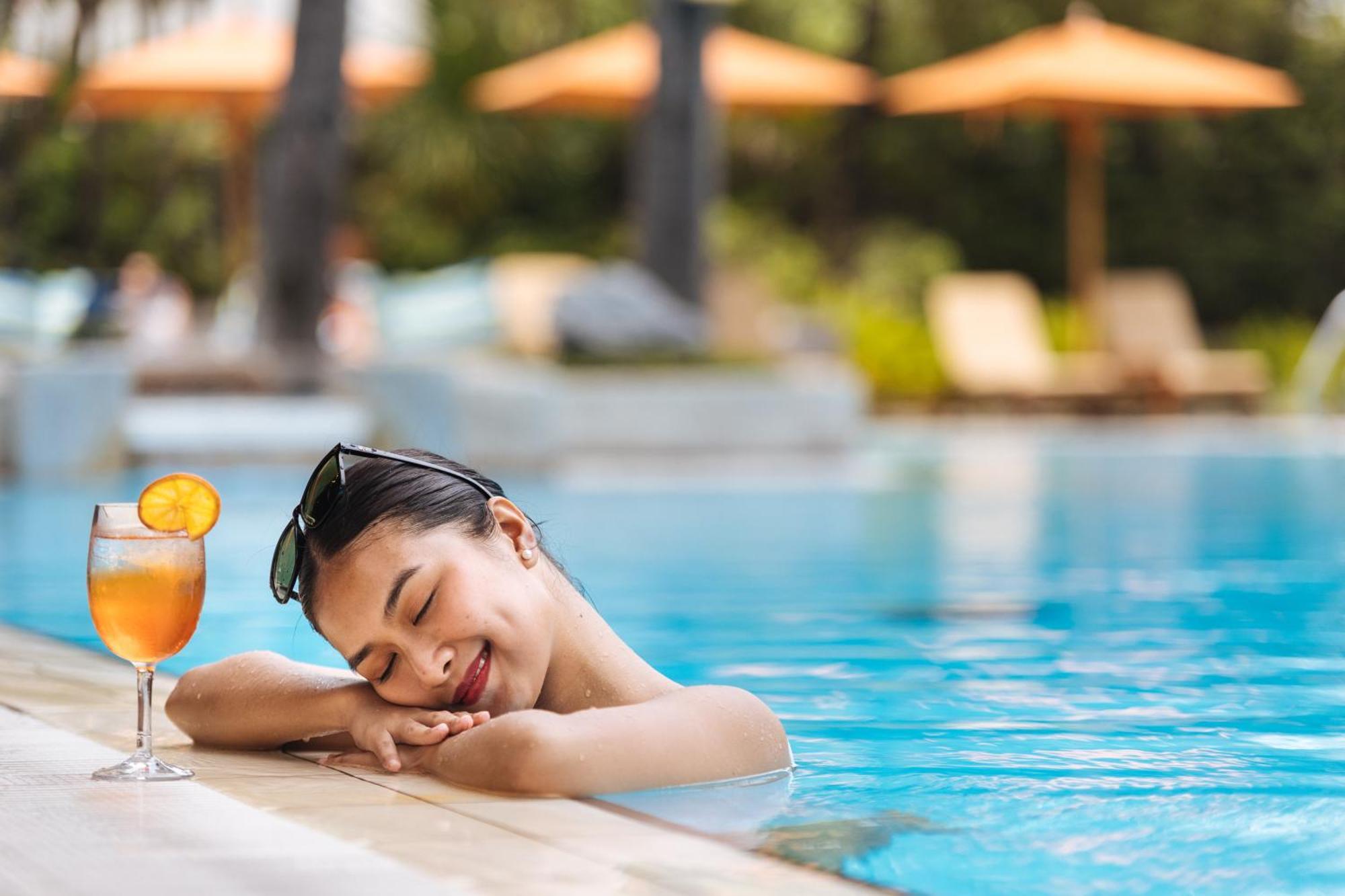 เดอะเพนินซูลา มนิลา Hotel Makati City ภายนอก รูปภาพ A woman relaxing at a pool