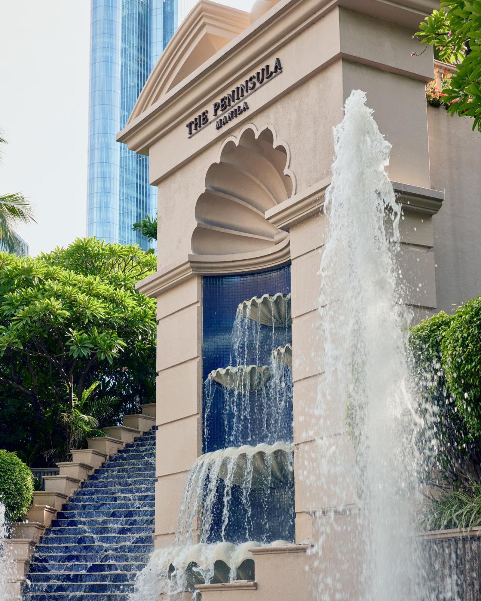 เดอะเพนินซูลา มนิลา Hotel Makati City ภายนอก รูปภาพ Fountain at the entrance of the hotel